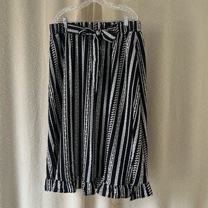 BloomChic Black//White Pattern Skirt, Size 22-24